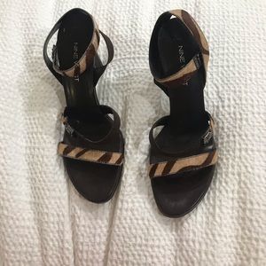 NWOT. Open toe 4” sandal in size 7!